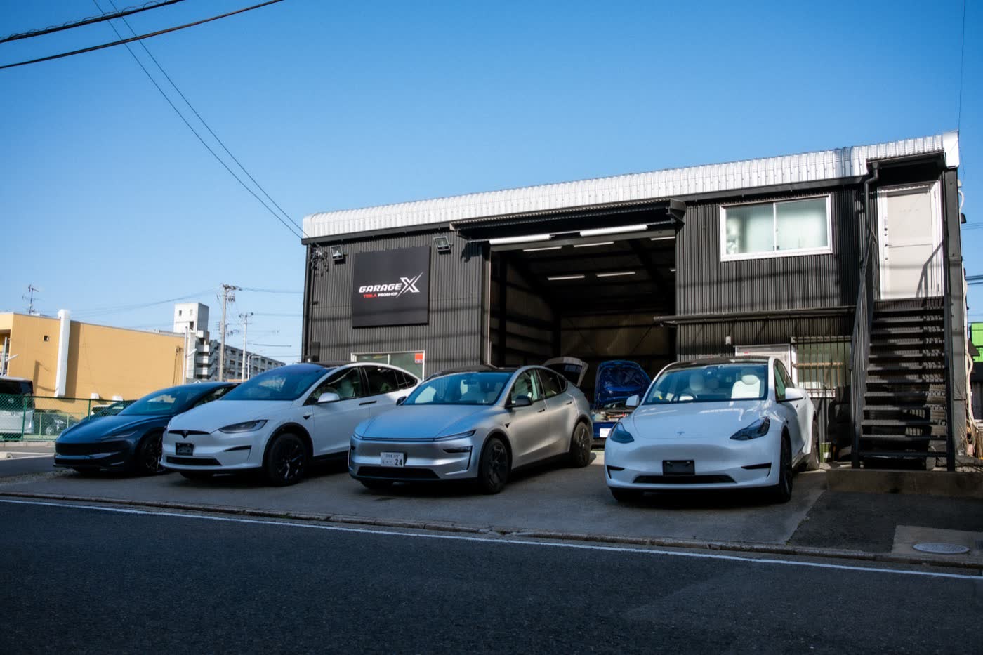 GarageX 店舗外観とテスラ4台